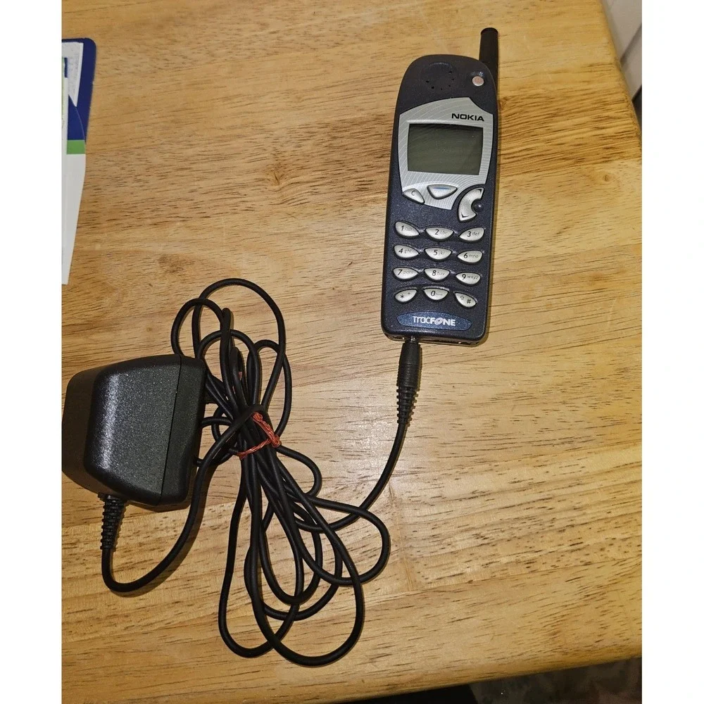 Vintage Nokia phone Charger & Manuals turns on & charges